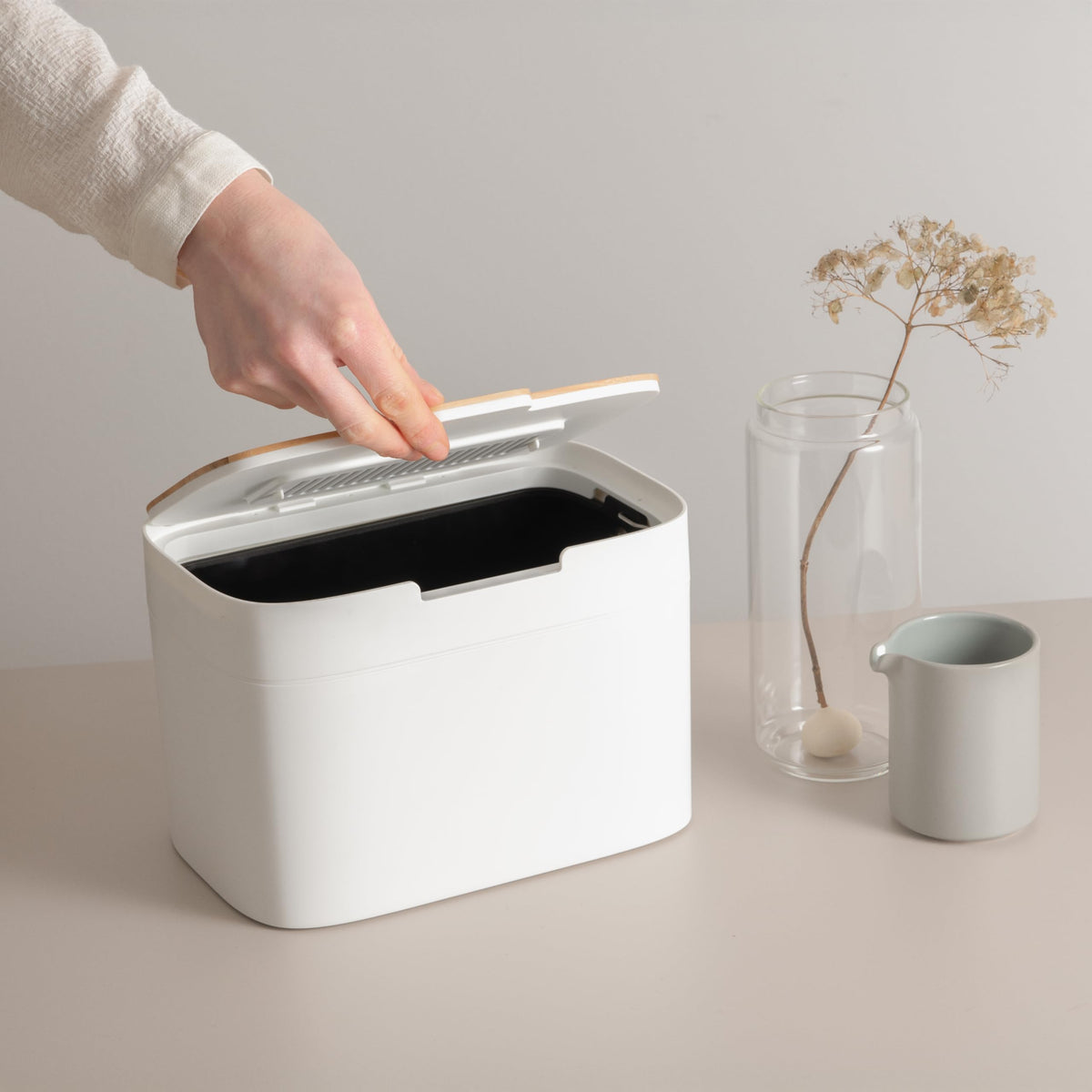 KAZAI. Compost Bin Kitchen 'Elin' | 1.2 GAL / 4.5L Countertop Compost Bin with Wooden Lid & Filter | Odor-Free, Dishwasher Safe, with Inner Bucket | Small Indoor Kitchen Composter | Off-White/Bamboo