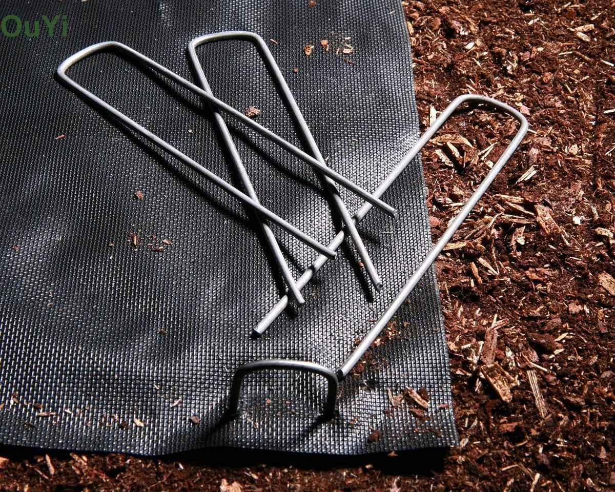 AAGUT 6 Inch 100 Pack Black Landscape Staples Tent Stakes 11 Gauge Heavy Duty Yard Stakes for Decoration Weed Barrier Fabric Ground Cover Irrigation Tubing Soaker Hose Chicken Wire